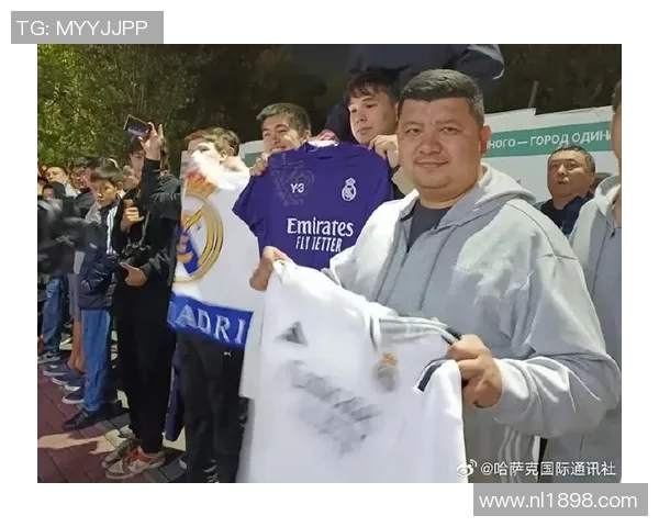 足球明星亲临业余赛场展现球技与热情引发球迷热烈追捧