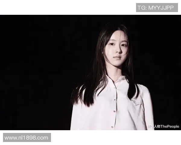 足球明星李明颜值惊艳四方引发粉丝热议与时尚界关注