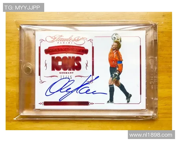 足球明星签名照片组合展现球场传奇瞬间与璀璨人生的完美交融