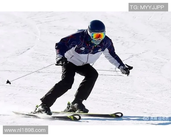 足球明星魅力四射西装搭配尽显绅士风范与运动激情的完美结合